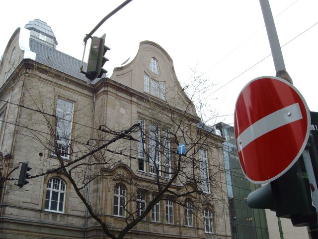 Gymnasium, Einbahnstraßenschild
